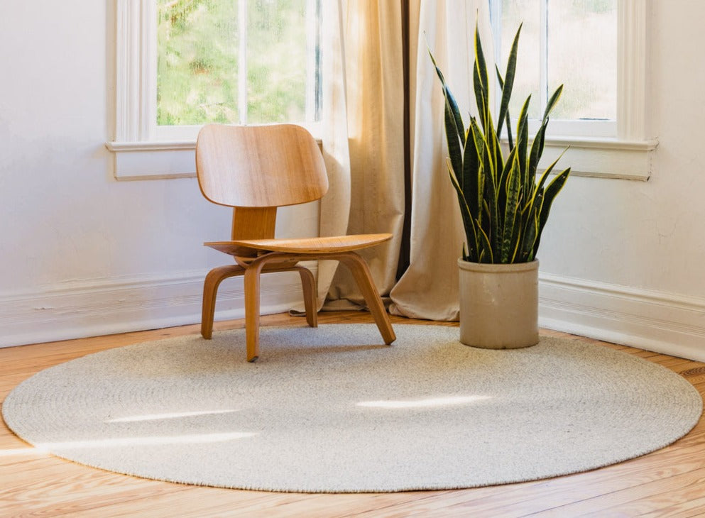 Sustainable wool area rug in circle shape, light grey