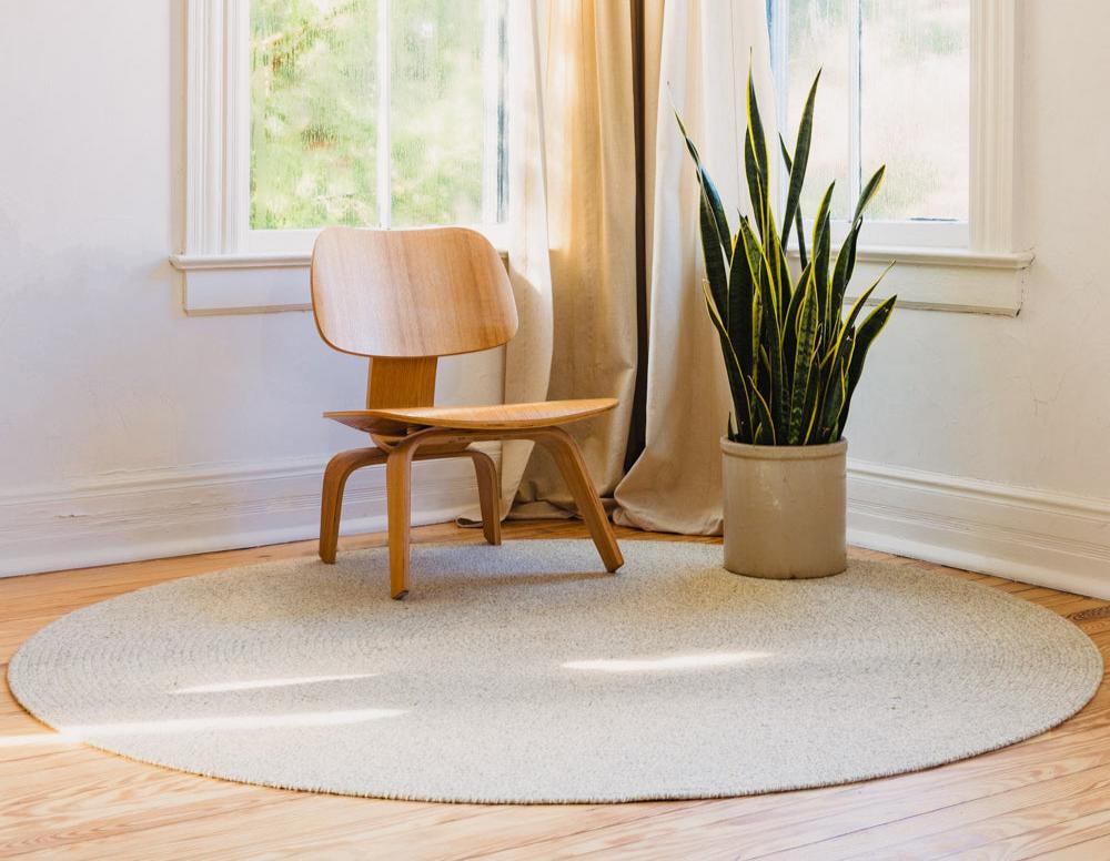 Sustainable wool area rug in circle shape, light grey